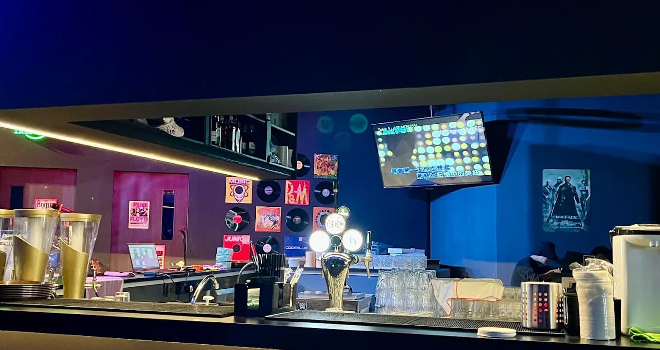 REC Studio Bar 1
