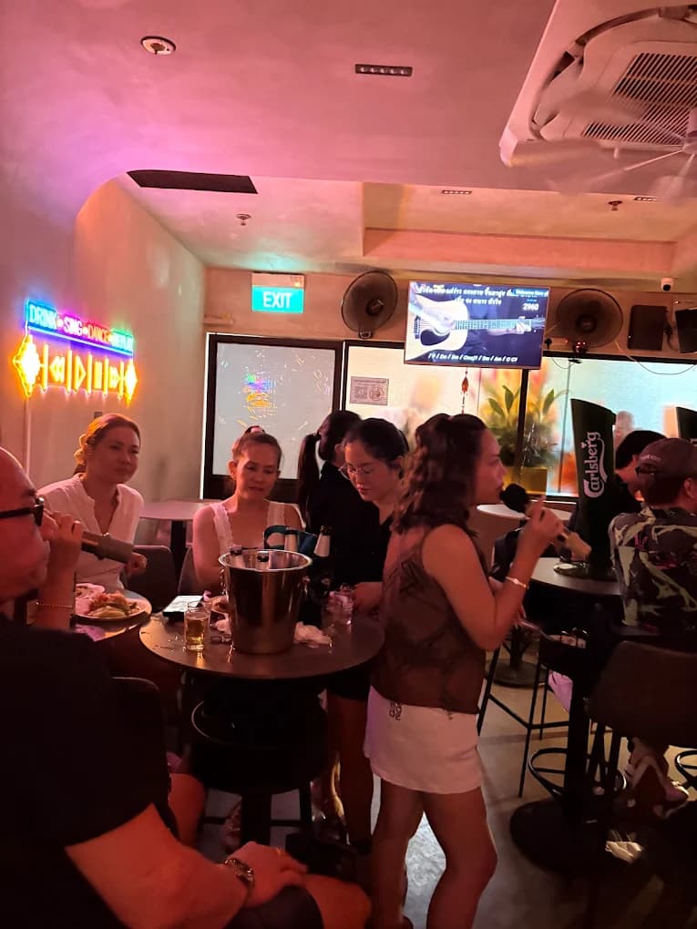 REPLAY PUB SINGAPORE 3