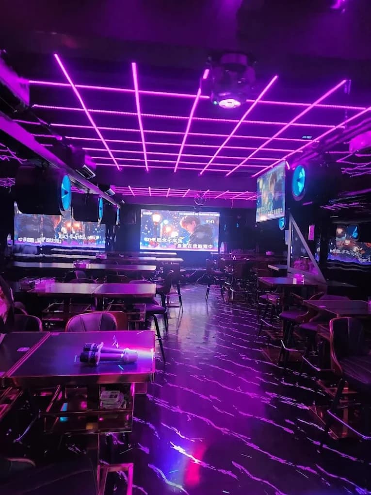 The Q Room 5